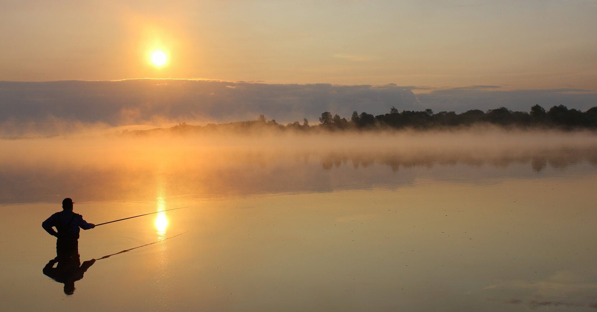 Angler im Sonnenuntergang