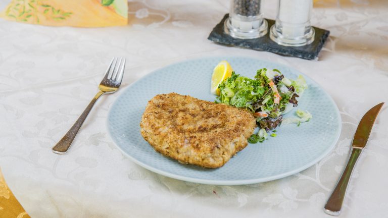 Schnitzel mit Salatbeilage